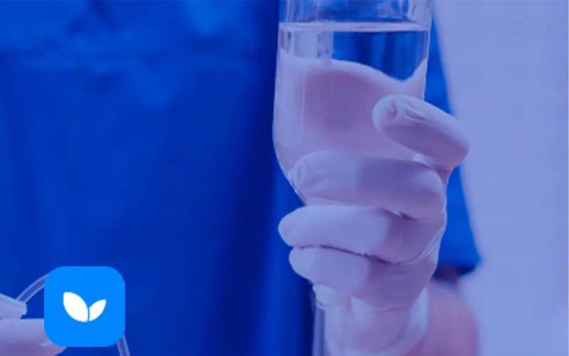 Девушка держит капельницу в руках